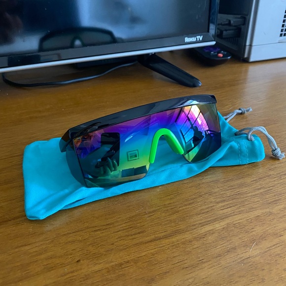 80s Sunglasses - Mirrored Lens UV Protection - Picture 1 of 3